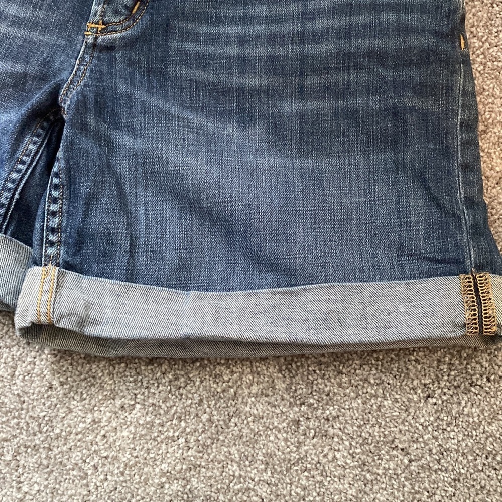 Eddie Bauer Women’s Distressed Boyfriend Shorts Button-fly Cuffed 5” inseam sz 8 - Picture 6 of 10